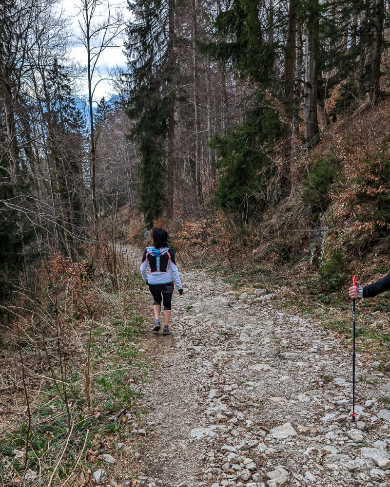 Trailrunnerin auf dem Weg ins Tal