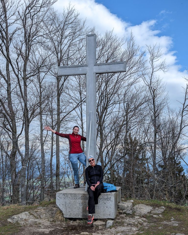 Gipfelkreuz am Gaisberg mit Tanja und Marion