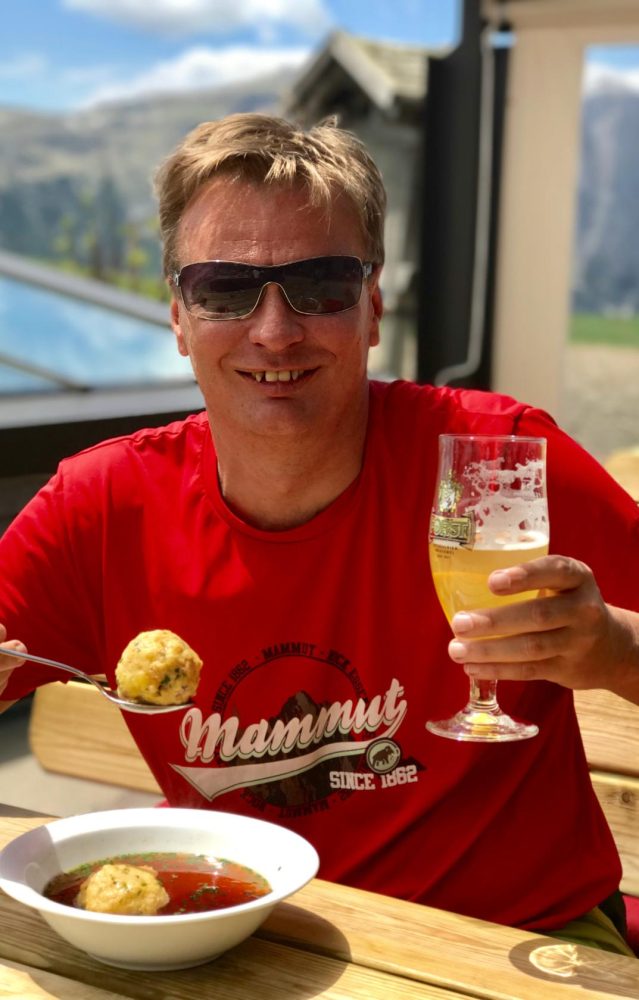 Peter hat Leberknödelsuppe und ein Bier dazu auf einer Hütte in Tirol