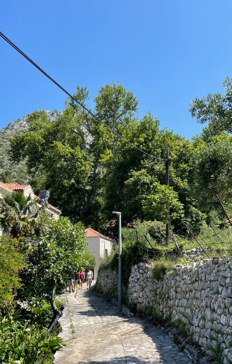 Der Weg führt duch viele kleinere Orte an der Küstenstraße