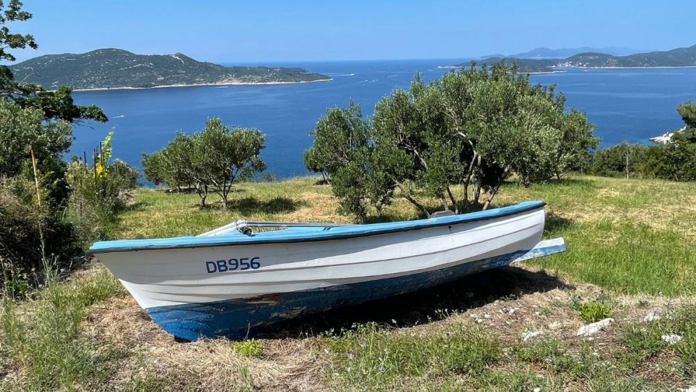 Wandern am Meer mit Küstenblick auf die kroatischen Inseln