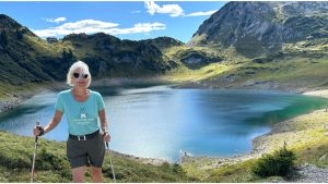 Formarinsee im Lechtal im hintergrund berge im Vordergrund Autorin Bergfraulein