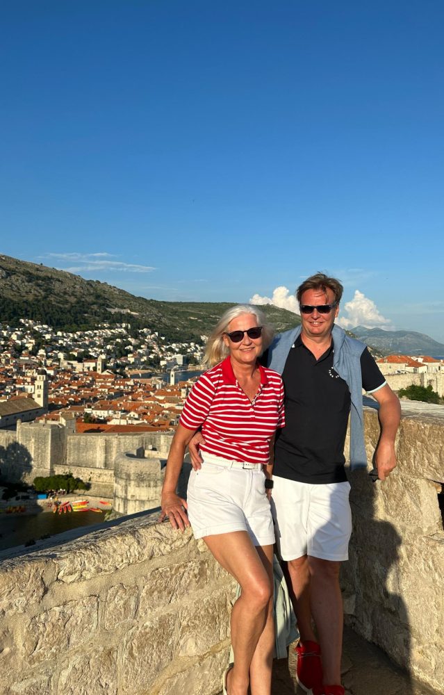 Personen vor dem Panorama von Dubrovnik