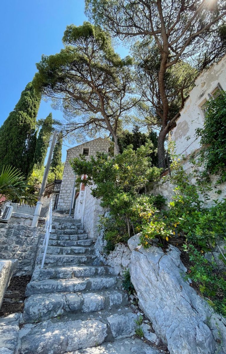 Steile Treppe zum Hafen Trsteno