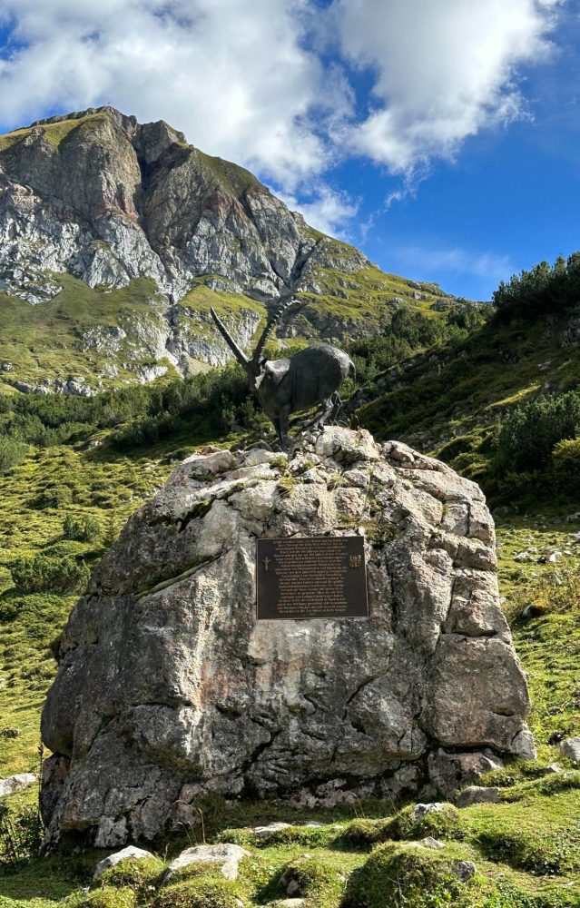 Steinbock Gedenkstein mit bronzener Steinbock Figur