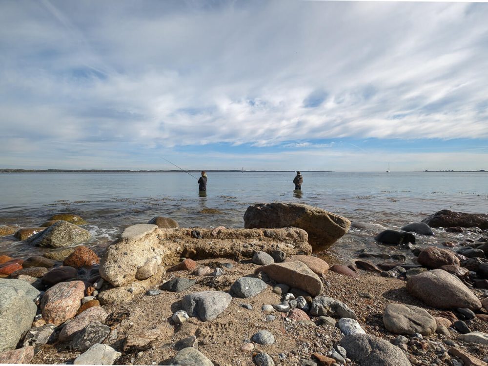 Zwei Angler im Meer